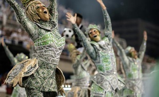 Des danseurs de l'école de samba Grande Rio à Rio de Janeiro, au Brésil, lors du défilé du carnaval le 8 février 2016