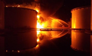 Un incendie ravageant un immense dépôt de stockage d'hydrocarbures près de Tripoli le 28 juillet 2014