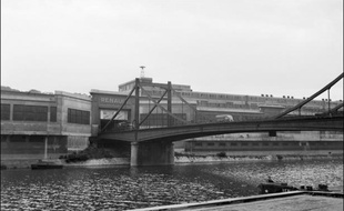 Les héritiers du constructeur automobile Louis Renault, qui demandent réparation pour la nationalisation-sanction de la firme en 1945, ont perdu leur combat mercredi devant le TGI de Paris, qui s'est déclaré incompétent pour juger leur demande.