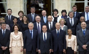 Avant d'entrer dans le vif des sujets économiques et sociaux, l'exécutif, qui peut s'appuyer sur une majorité absolue à l'Assemblée, va procéder jeudi à un mini-remaniement pour compléter l'équipe gouvernementale de quelques maroquins, sans "surprises" attendues.