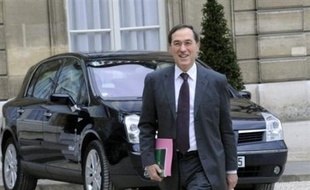 Le Revenu de solidarité active (RSA) sera "généralisé sur l'ensemble du territoire en 2009", confirme le secrétaire général de l'Elysée Claude Guéant dans une interview dimanche au Parisien/Aujourd'hui en France.
