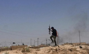 Une image du compte Twitter de Al-Baraka datée du 11 juin 2014 montre un militant présumé du groupe jihadiste de l'Etat Islamique à la frontière de l'Irak et la Syrie