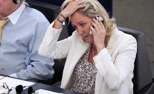 La présidente du Front national, Marine Le Pen, pourra être poursuivie par la justice française pour ses propos assimilant les prières de rue des musulmans à une "occupation", le Parlement européen ayant voté mardi la levée de son immunité.