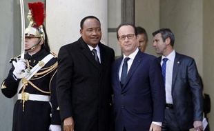 Le président du Niger, Mahamadou Issoufou, est accueilli le 11 janvier 2015 à l'Elysée par le président François Hollande, peu avant la "Marche républicaine" en hommage aux 17 victimes des attentats dans la région parisienne
