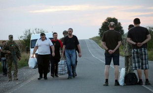 Deux prisonniers de guerre ukrainiens (à d.) sont échangés avec quatre rebelles prorusses, le 8 septembre 2015 à Donetsk, dans l'est de l'Ukraine