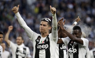 (Illustration) Cristiano Ronaldo de la Juventus célèbre la fin d'un match de football de Serie A entre la Juventus et l'AC Fiorentina, au stade Allianz de Turin, en Italie.
