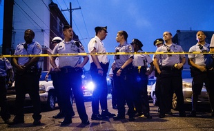 Six policiers ont été blessés par un homme retranché à Philadelphie, le 14 août 2019.