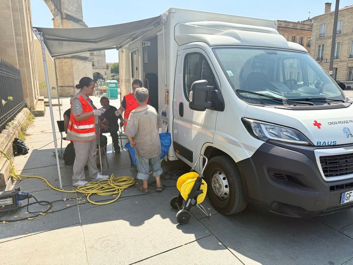 Accueil de SDF à Bordeaux durant la canicule d'août 2025 avec un camion équipé de douches