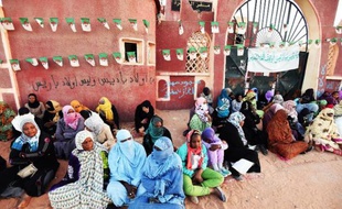 Des femmes effectuent un sit-in le 4 mars 2015 à In-Salah dans le Sahara algérien, contre l'extraction du gaz de schiste