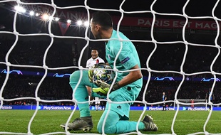 Kimpembe a l'air surpris de voir un gardien arrêter un péno.