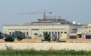 Sept personnes ont été tuées et au moins 24 blessées lundi dans un attentat suicide à une entrée de la zone verte de Bagdad, qui abrite notamment l'ambassade des Etats-Unis.