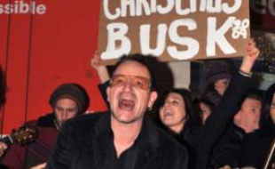 Le chanteur de U2 Bono, lors d'un concert improvisé à Dublin, le 24 décembre 2009.