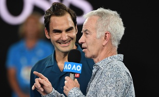 Les bonnes blagues de John McEnroe font bien rire Roger Federer.