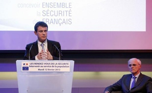 Avant même l'élaboration de la réforme, le gouvernement reporte à la fin du quinquennat l'entrée en vigueur de l'interdiction du cumul des mandats pour les parlementaires, une annonce qui a aussitôt suscité l'hostilité du patron du PS, Harlem Désir.