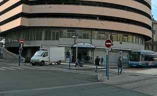 Les Halles Laissac, et son parking.