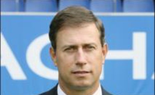 Le départ de la Juventus de Deschamps accrédite la thèse de sa possible arrivée à Lyon, mais Alain Perrin indique avoir été contacté par Jean-Michel Aulas, alors que son président Jean-Claude Plessis a laissé la porte entr'ouverte.