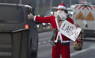 Si la grève des transports se poursuit, le Père Noël pourrait faire de l'auto-stop pour livrer ses cadeaux.