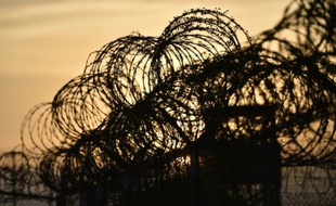 Photo prise et vérifiée par l'armée americaine durant une visite encadrée montrant des fils barbelés à Guantanamo, près de Cuba le 9 avril 2014