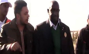 Capture d'écran d'une vidéo montrant Moustafa Dabi (à droite), à Homs, en Syrie, le 27 décembre 2011.
