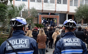 A La Ciotat, les fonctionnaires se sont rassemblés devant la mairie.