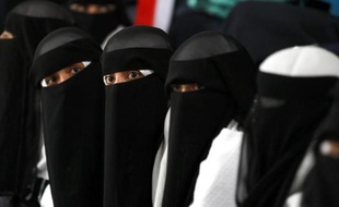 Saadah avait treize ans quand son père l'a mariée de force. Aujourd'hui, malgré la misère et ses deux enfants à élever, cette Yéménite en instance de divorce rêve de retrouver le chemin de l'école.