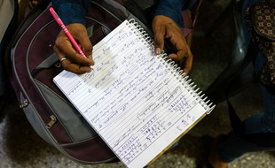 Un étudiant prenant des notes de cours. Illustration.