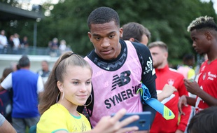 Alban Lafont avec une supportrice du FCN.