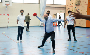 Le 23 septembre 2020, lors d'un atelier sportif, le ministre de l'Education nationale s'est essayé au Hand sous le regard de Tony Estanguet dans un gymnase de Paris (illustration).