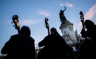 Les contrebasses de l'Orchestre debout le 30 avril, sur la place de la République.