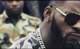 DJ Arafat dans le clip «Enfant béni».