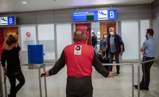 Des passagers arrivent à l'aéroport d'Athènes lundi 15 juin, avec la réouverture des frontières du pays qui espère recevoir beaucoup de touristes pour sa saison estivale.