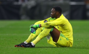 Steve Mandanda très abattu après la défaite de l'OM face à l'Atlético de Madrid.