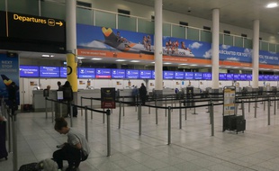 File déserte devant Thomas Cook