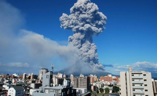 Photo fournie par l'observatoire météorologique de Kagoshima, montrant la fumée s'élevant du volcan Sakurajima, le 18 août 2013