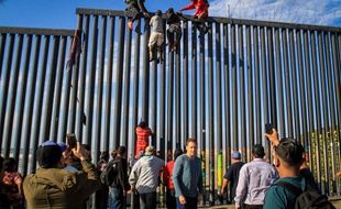 Des migrants tentent de franchir illégalement la frontière entre le Mexique et les Etats-Unis près de Tijuana, en 2019.