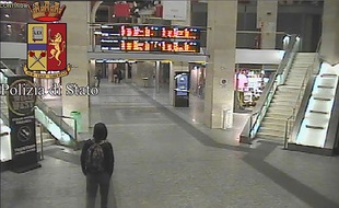 Sur cette photo issue d'une caméra de surveillance fournie par la police italienne, un homme présenté comme Anis Amri marche à travers la gare ferroviaire de Turin, le 22 décembre 2016.
