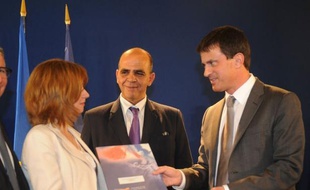 Le ministre de l?Intérieur, Manuel Valls, a dit jeudi à Toulouse sa volonté de relancer les naturalisations d'étrangers en revenant sur les critères d?accession à la citoyenneté française instaurés par son prédécesseur Claude Guéant et en opposant la France "terre d'accueil" à celle "qui regarde le monde avec méfiance".