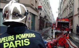 "Une personne est décédée, il y a trois blessés graves et 21 blessés légers. Nous avons procédé à 14 sauvetages et dix mises en sécurité", a déclaré à l'AFP le commandant Florent Hivert, porte-parole de la Brigade des sapeurs-pompiers de Paris, qui a précisé qu'à priori la victime était un homme.