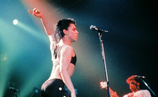 Prince sur la scène du Zenith à Paris, le 25 août 1986