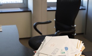 Absentéisme au travail, un bureau vide.
