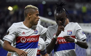 Mariano Diaz félicite Bertrand Traoré, auteur de l'unique but lyonnais ce jeudi.