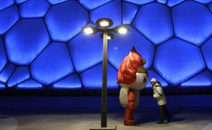 Deux bénévoles discutent aux abords de la nouvelle piscine olympique de Pékin, Chine, le 31 janvier 2008.