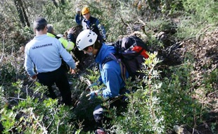 Gendarmes et CRS sont descendus dans la forêt, à une demi-heure de marche du chemin, pour permettre l'hélitreuillage des corps.