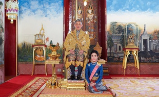 Le roi de Thaïlande, Maha X, et son ex-concubine, Sineenat, lors de son intronisation en juillet dernier