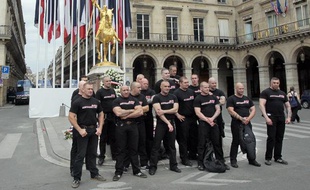 Des membres des Jeunesses nationalistes révolutionnaires, le 8 mai 2011 à Paris.