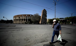 Un homme est allé faire des courses à Rome, en Italie