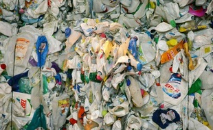 La France est à la traîne dans le recyclage du plastique avec une peu enviable 21e place européenne, selon une étude publiée jeudi qui appelle à ce que l'incontournable dérivé du pétrole cesse totalement de finir à la décharge.