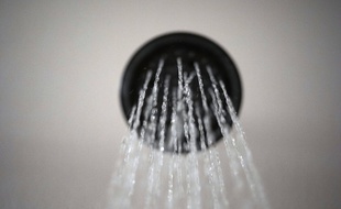Une douche. (Illustration)