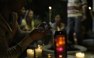 La Pulse 2 de JBL sonorise et illumine nos soirées.