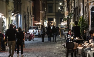 L'Italie a adopté dimanche 25 octobre de nouvelles mesures restrictives: bars et restaurants devront arrêter de servir à 18h.